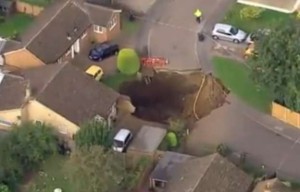 VIDÉO : Les habitants d’une ville d’Angleterre évacués à cause d’un énorme trou