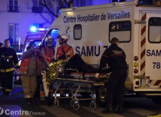 Des Tunisiens se recueillent sur les lieux des attaques terroristes de Paris