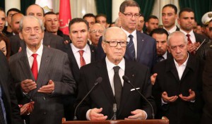 VIDEO – Hommage aux martyrs de la garde présidentielle: Béji Caid Essebsi en larmes