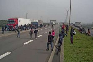 Calais : 11 blessés dans des affrontements entre migrants et policiers