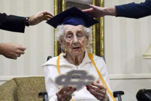 Diplômée à 97 ans, cette vieille dame prend sa revanche sur la vie (VIDÉO)