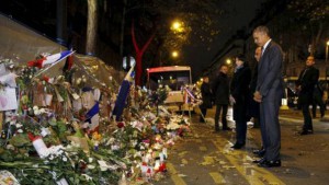 Attentats à Paris : Obama et Hollande se recueillent devant le Bataclan