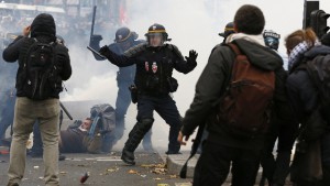 Paris : Affrontements entre manifestants et forces de l’ordre à place de la République