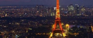 La Tour Eiffel s’illumine du drapeau tunisien en hommage aux victimes d’attentat !?