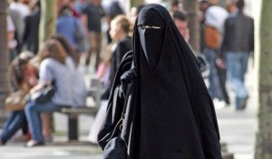 Tunis : Un centre commercial applique la circulaire concernant le port du niqab