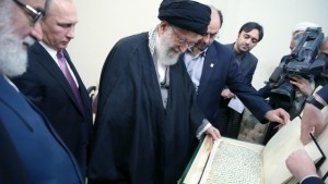 Poutine offre un ancien manuscrit du Coran à Khamenei