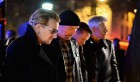 VIDEO-Attentats de Paris: U2 se recueille près du Bataclan