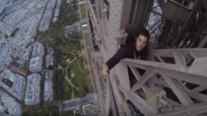 VIDÉO : Il escalade la Tour Eiffel à mains nues !