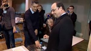La bourde de François Hollande au moment de voter ! (VIDÉO)