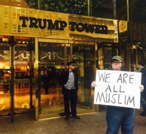 Michael Moore devant la Trump tower: “Nous sommes tous des musulmans”