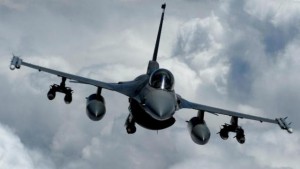Arabie saoudite : Un avion F-16 bahreïni s’écrase près de la frontière yéménite (VIDÉO)