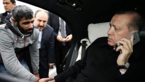 VIDÉO : Erdogan dissuade un homme de se jeter du Bosphore !