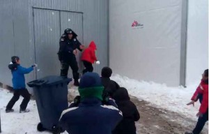 Des policiers serbes offrent un moment de bonheur à des enfants réfugiés (VIDÉO)