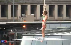 Les Femen simulent une pendaison pour la visite d’Hassan Rohani en France (VIDÉO)