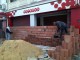 L’image du jour : Ils construisent un mur pour ne pas être saccagé à Cité Ettadhamen