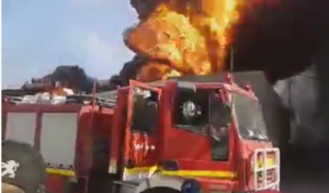 Kébili : Gigantesque incendie maîtrisé dans un entrepôt de carburant de contrebande