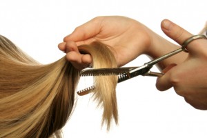 Mécontente de sa coupe, une cliente tente d’abattre son coiffeur !