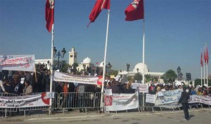 Tunisie: Des blessés et des familles des martyrs de la Révolution en rassemblement de protestation à la Kasbah