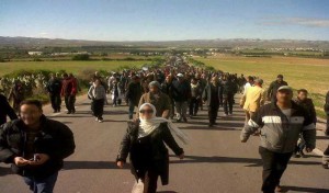 Tunisie – Hazoua : Des manifestants venus à pied de Gafsa tentent de franchir la frontière vers l’Algérie