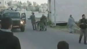 VIDEO : Les images d’un militaire israélien renversant un palestinien en fauteuil roulant font polémique