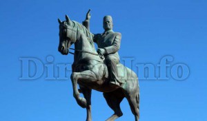La statue de Bourguiba reprend “sa place à Tunis”