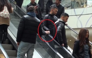 Coup de foudre entre hommes en escalator : Le canular qui affole le web (VIDÉO)