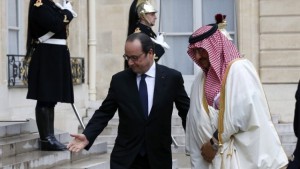 Hollande vivement critiqué après la remise de la Légion d’honneur à un prince saoudien
