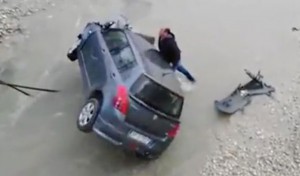 Un Marocain sauve un homme tombé dans une rivière avec sa voiture (vidéo)