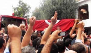 Tunisie  – Kasserine : Arrivée de la dépouille du martyr Yassine Chahbi à la caserne de Sbeitla