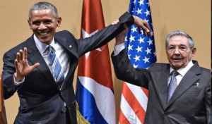 VIDÉO : Raul Castro essaye d’éviter la main d’Obama sur son épaule !