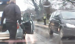 VIDÉO : Coincé par un bus en panne, un automobiliste va avoir une réaction surprenante !