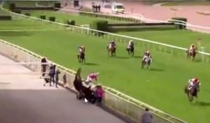 VIDÉO : Un cheval percute des spectateurs en pleine course !