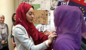 Le “Hijab Day” organisé à Sciences Po sur le port du voile, crée un tollé général en France