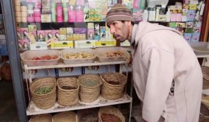 Un marchand d’épices marocain qui parle couramment l’allemand (vidéo)