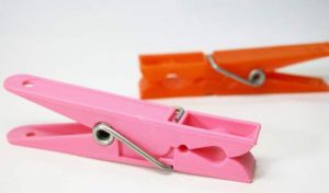 Une pince à linge à l’oreille peut guérir le mal à la tête