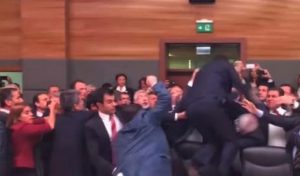 Parlement turc : Un projet de loi dégénère en bataille rangée  (VIDÉO)