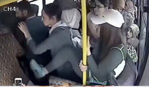 VIDÉO : Roué de coups par des passagères pour avoir exhibé son organe génital dans un bus !