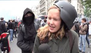 Loi travail: Une journaliste frappée en direct par un manifestant (VIDÉO)