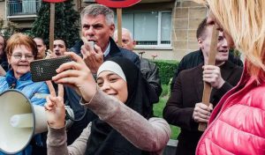 Belgique: Elle se joue des manifestants islamophobes… avec des selfies!