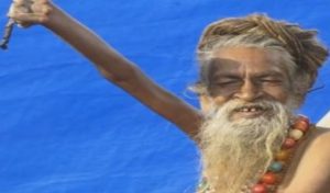 Un Indien maintient sa main levée 43 ans durant… pour la paix!