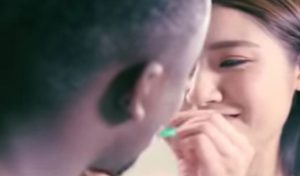 Un spot publicitaire sur la lessive jugé raciste, fait scandale en Chine (VIDÉO)