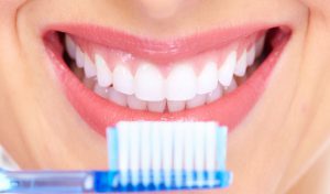 Si vous voulez avoir des dents blanches, voici quelques astuces!