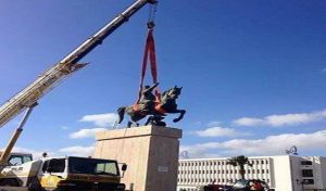 Photo du jour: La statue de Bourguiba quitte La Goulette pour Tunis