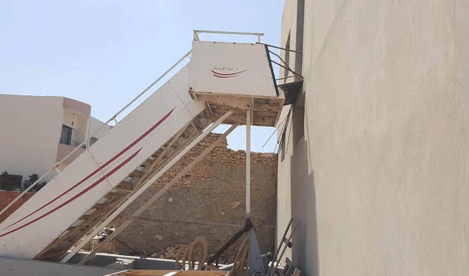 Que fait cet escalier de Tunisair Handling dans cette maison?