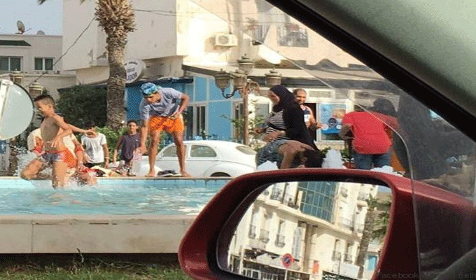 Canicule: La fontaine de La Goulette transformée en piscine !