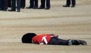 Grande-Bretagne: Un soldat de la Garde royale s’effondre en plein défilé