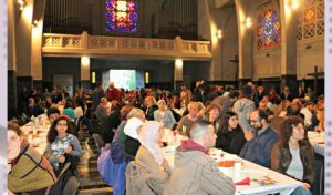 Musulmans et catholiques lors d’une rupture du jeûne à l’église de Molenbeek