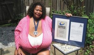 Annie Hawkins-Turner, la femme aux plus gros seins du monde
