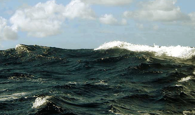 Alerte en mer : vagues de 3 mètres prévues en Tunisie, danger sur les plages