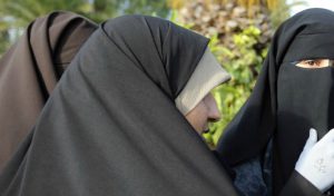 Le ministère de l’Éducation interdit l’habit afghan dans ces institutions